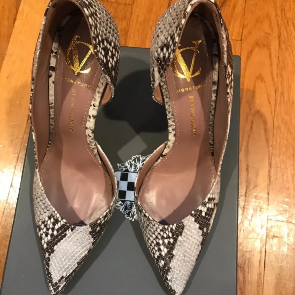 VINCE CAMUTO SIGNATURE SNAKE SKIN PUMP